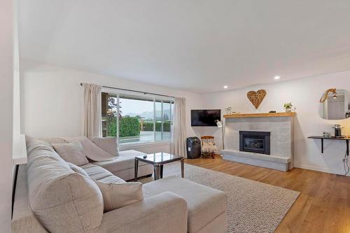 3139 Elliott Road, West Kelowna, BC - Indoor Photo Showing Living Room With Fireplace