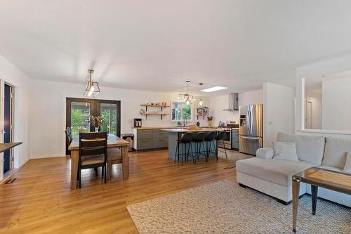 3139 Elliott Road, West Kelowna, BC - Indoor Photo Showing Living Room