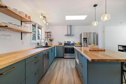 3139 Elliott Road, West Kelowna, BC - Indoor Photo Showing Kitchen With Upgraded Kitchen