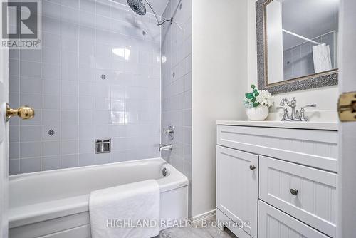 18 - 2051 Merchants Gate, Oakville, ON - Indoor Photo Showing Bathroom