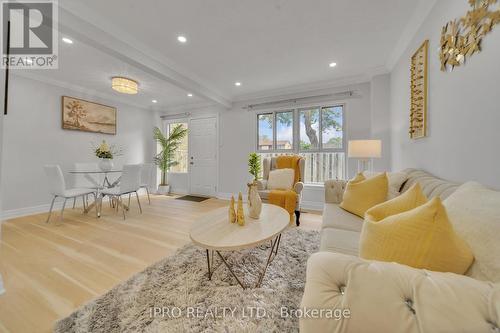 92 - 63 Fleetwood Crescent S, Brampton, ON - Indoor Photo Showing Living Room