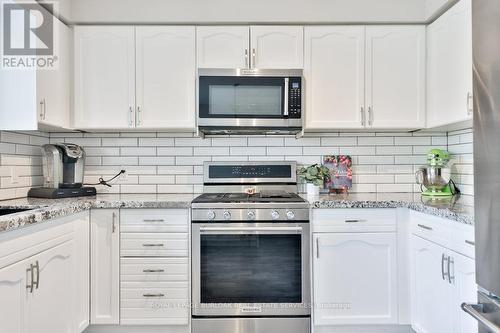 4143 Bianca Forest Drive, Burlington, ON - Indoor Photo Showing Kitchen With Upgraded Kitchen