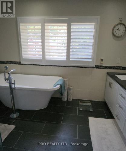 3666 East Park Court, Mississauga, ON - Indoor Photo Showing Bathroom