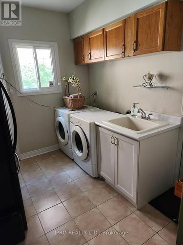 3666 East Park Court, Mississauga, ON - Indoor Photo Showing Laundry Room