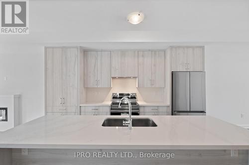 1333 Kaniv Street, Oakville, ON - Indoor Photo Showing Kitchen With Upgraded Kitchen