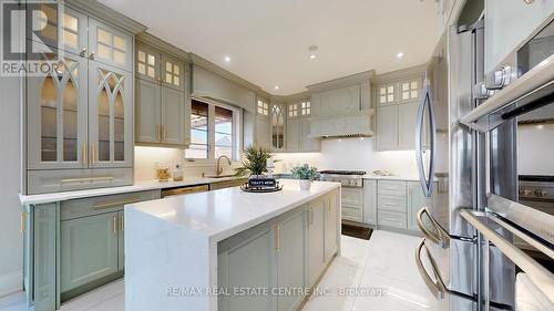 34 Haywood Drive, Brampton, ON - Indoor Photo Showing Kitchen With Upgraded Kitchen