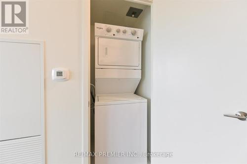 1305 - 10 Deerlick Drive, Toronto, ON - Indoor Photo Showing Laundry Room