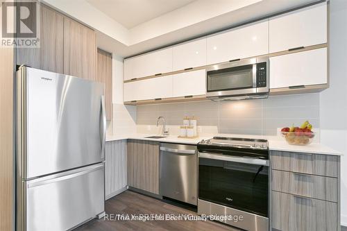 1305 - 10 Deerlick Drive, Toronto, ON - Indoor Photo Showing Kitchen With Upgraded Kitchen