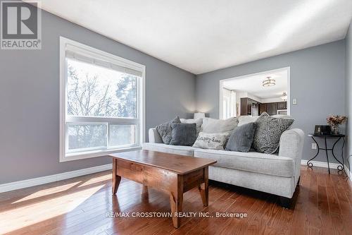 11 Victoria Street E, Innisfil, ON - Indoor Photo Showing Living Room