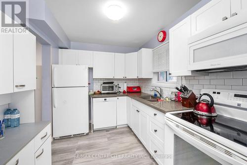 62 - 114 Pauline Crescent, London, ON - Indoor Photo Showing Kitchen With Double Sink