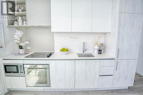 2902 - 7890 Jane Street, Vaughan, ON - Indoor Photo Showing Kitchen