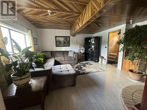 3594 Gunn Road, Lac La Hache, BC - Indoor Photo Showing Living Room