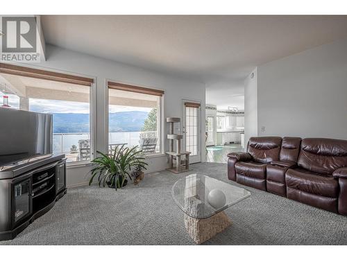 16850 Commonage Road, Lake Country, BC - Indoor Photo Showing Living Room