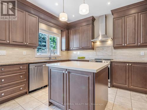 77 Arrowood Crescent, Vaughan, ON - Indoor Photo Showing Kitchen With Upgraded Kitchen