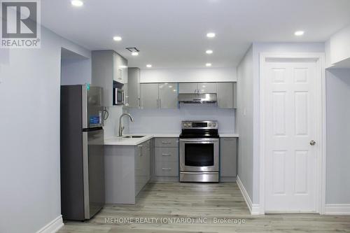31 Chalone Crescent, Vaughan, ON - Indoor Photo Showing Kitchen