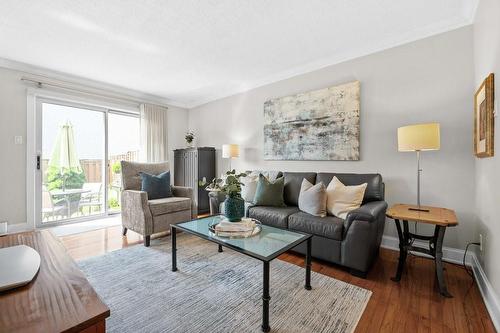 21 Harper Way, Thornhill, ON - Indoor Photo Showing Living Room