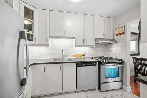 21 Harper Way, Thornhill, ON - Indoor Photo Showing Kitchen With Upgraded Kitchen