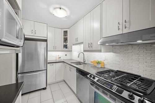 21 Harper Way, Thornhill, ON - Indoor Photo Showing Kitchen With Stainless Steel Kitchen With Upgraded Kitchen