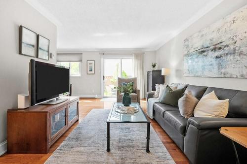 21 Harper Way, Thornhill, ON - Indoor Photo Showing Living Room