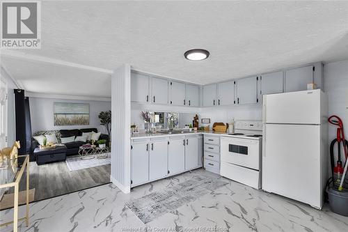 14 Robin, Lakeshore, ON - Indoor Photo Showing Kitchen