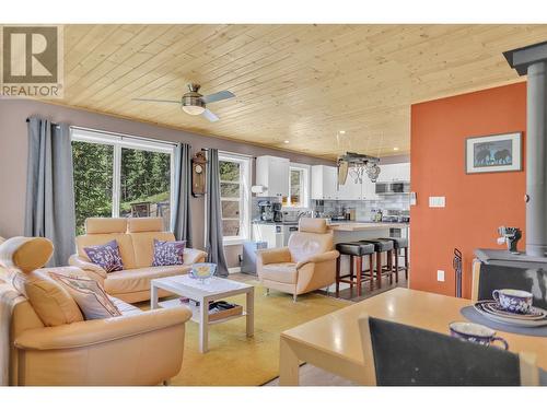 3445 Blythe-Rhone Road, Westbridge, BC - Indoor Photo Showing Living Room