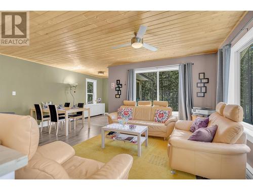 3445 Blythe-Rhone Road, Westbridge, BC - Indoor Photo Showing Living Room