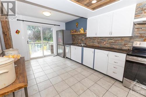 1527 Delia Crescent, Orleans, ON - Indoor Photo Showing Kitchen