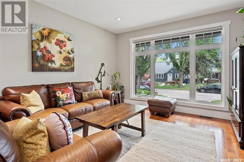 1019B 10Th Street E, Saskatoon, SK - Indoor Photo Showing Living Room