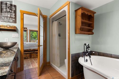 40 James Bay, Lumsden, SK - Indoor Photo Showing Bathroom