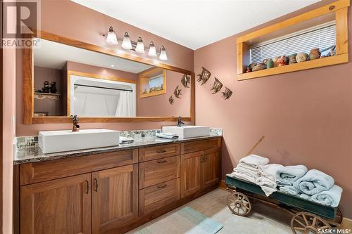 40 James Bay, Lumsden, SK - Indoor Photo Showing Bathroom