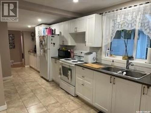 1317 Connaught Avenue, Moose Jaw, SK - Indoor Photo Showing Kitchen