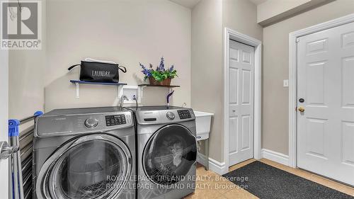 1781 Kyle Court, London, ON - Indoor Photo Showing Laundry Room