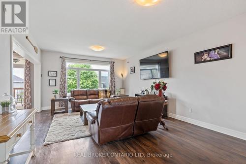 8 Brookfield Avenue, Ingersoll (Ingersoll - South), ON - Indoor Photo Showing Living Room