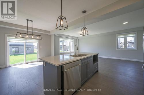 3642 Earlston, London, ON - Indoor Photo Showing Kitchen With Double Sink