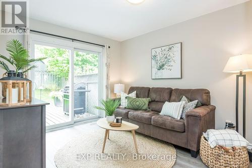 72 Oren Boulevard, Barrie, ON - Indoor Photo Showing Living Room