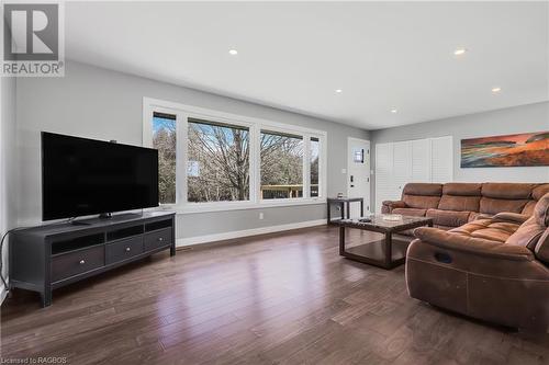 614506 Hamilton Lane, West Grey, ON - Indoor Photo Showing Living Room