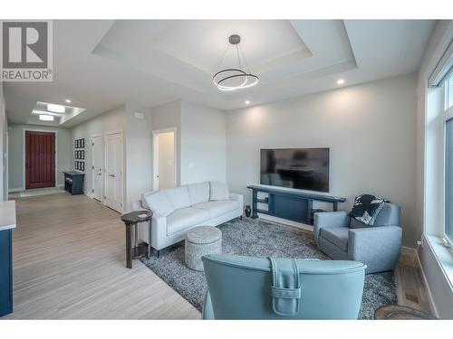 1082 Syer Road, Penticton, BC - Indoor Photo Showing Living Room