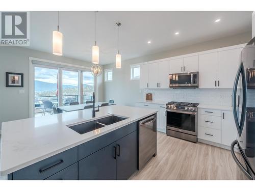 1082 Syer Road, Penticton, BC - Indoor Photo Showing Kitchen With Double Sink With Upgraded Kitchen