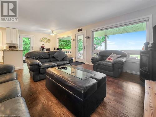 1208 Sunset Drive, South Bruce Peninsula, ON - Indoor Photo Showing Living Room