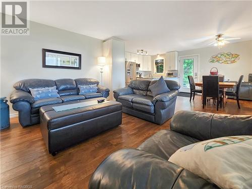 1208 Sunset Drive, South Bruce Peninsula, ON - Indoor Photo Showing Living Room