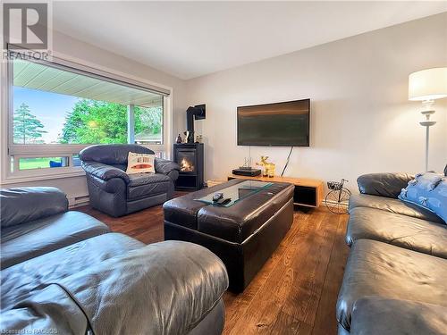 1208 Sunset Drive, South Bruce Peninsula, ON - Indoor Photo Showing Living Room