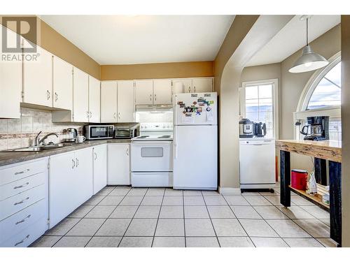 1403 Leir Street, Penticton, BC - Indoor Photo Showing Kitchen