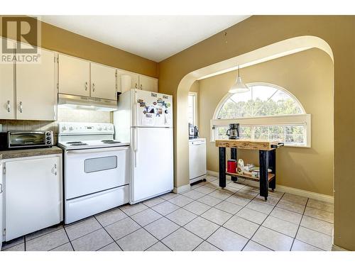 1403 Leir Street, Penticton, BC - Indoor Photo Showing Kitchen