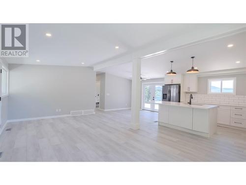 7990 Sun Valley Road, Kelowna, BC - Indoor Photo Showing Kitchen