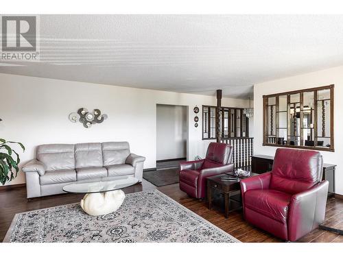 950 Stuart Road, West Kelowna, BC - Indoor Photo Showing Living Room