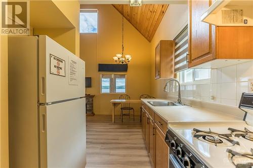 Lakeside Chalet - 2 Bedrooms - 5253 Calabogie Road, Calabogie, ON - Indoor Photo Showing Kitchen