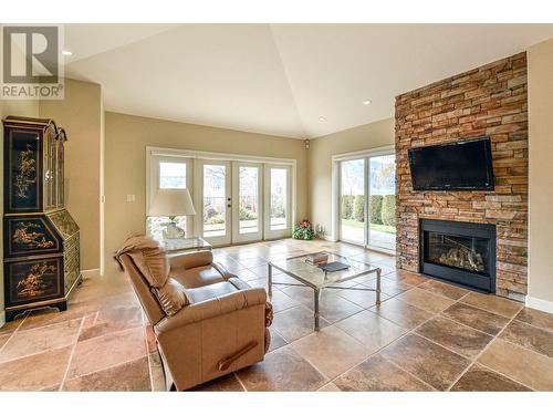 2368 Abbott Street Unit# 8, Kelowna, BC - Indoor Photo Showing Living Room With Fireplace