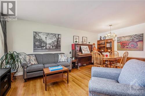 4 Kimberley Road, Ottawa, ON - Indoor Photo Showing Living Room