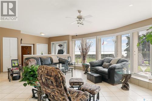 140 Lakeview Drive, Island View, SK - Indoor Photo Showing Living Room