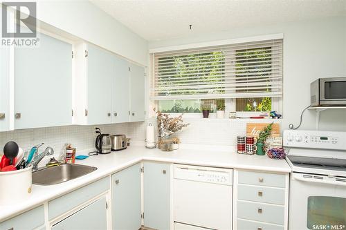 1 4 Neill Place, Regina, SK - Indoor Photo Showing Kitchen